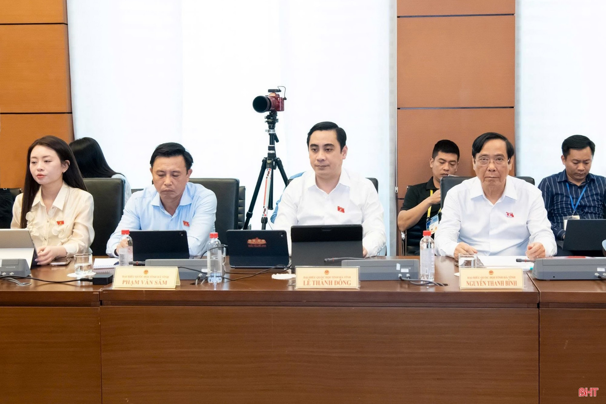 Đoàn ĐBQH Hà Tĩnh tại phiên thảo luận. Đoàn ĐBQH Hà Tĩnh tại phiên thảo luận.