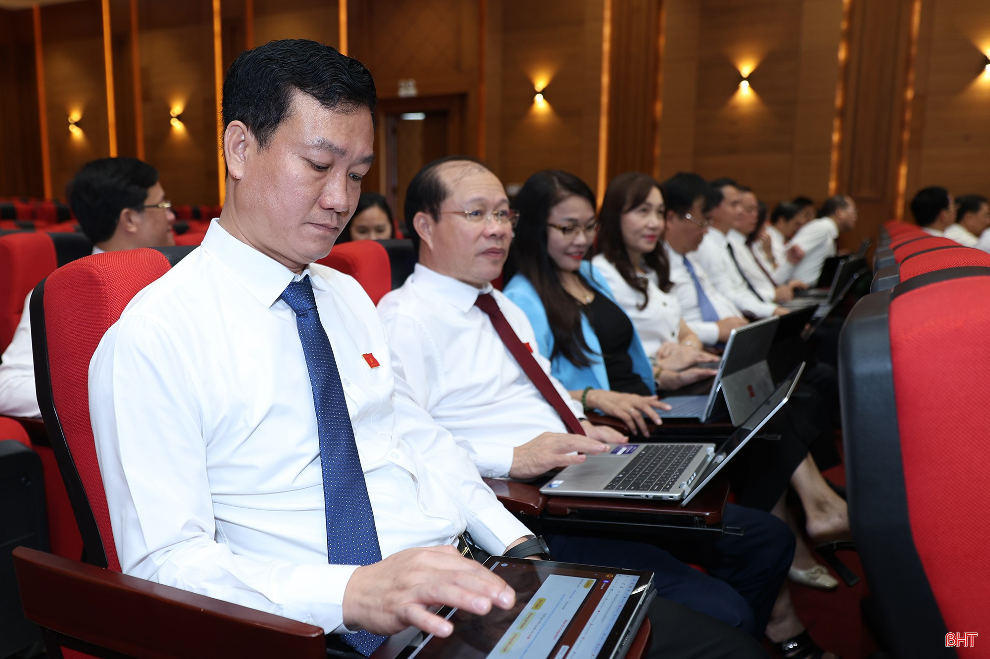 Các đại biểu tiến hành biểu quyết thông qua dự thảo nghị quyết. bqbht_br_a623a9642.jpg