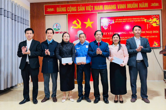 Hơn 100 suất quà Tết sẻ chia yêu thương tại Trường THPT Kỳ Lâm