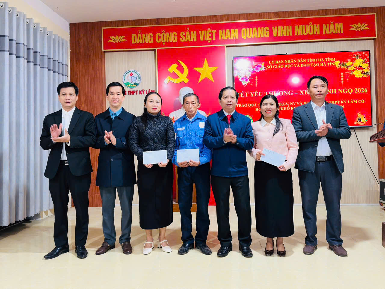 Hơn 100 suất quà Tết sẻ chia yêu thương tại Trường THPT Kỳ Lâm