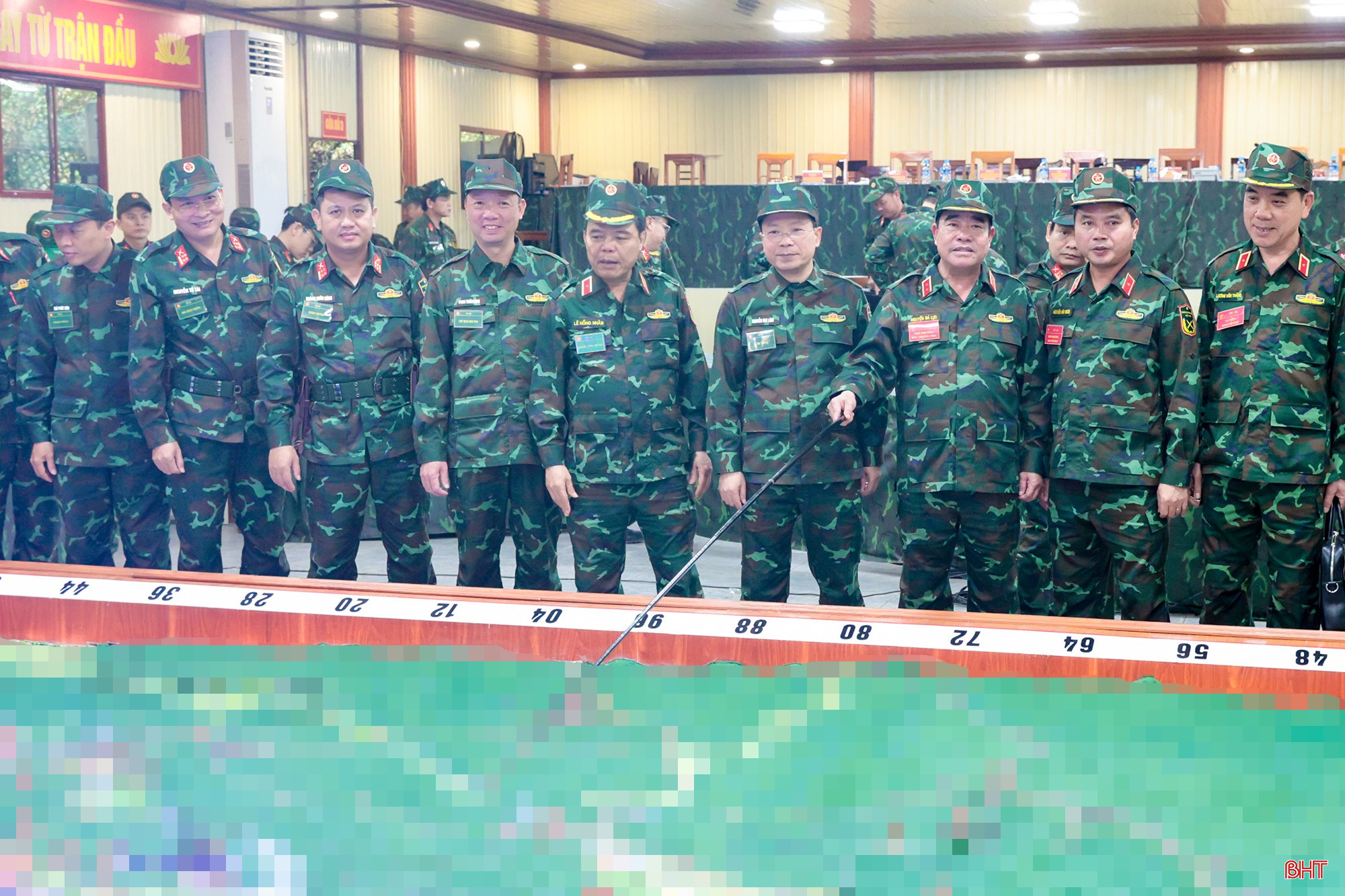 Trung tướng Nguyễn Bá Lực – Phó Tổng Tham mưu trưởng QĐND Việt Nam, Phó Trưởng ban Thường trực Ban Chỉ đạo diễn tập PT-26 (Bộ Quốc phòng) cùng lãnh đạo Quân khu 4, tỉnh Hà Tĩnh kiểm tra hệ thống sa bàn phục vụ diễn tập Khu vực phòng thủ tỉnh Hà Tĩnh năm 2026. bqbht_br_toan-canha.jpg