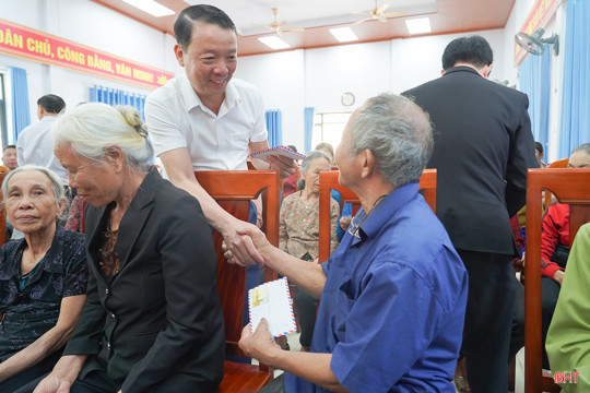 Chủ tịch UBND tỉnh Phan Thiên Định trao quà Tết cho các hộ khó khăn 