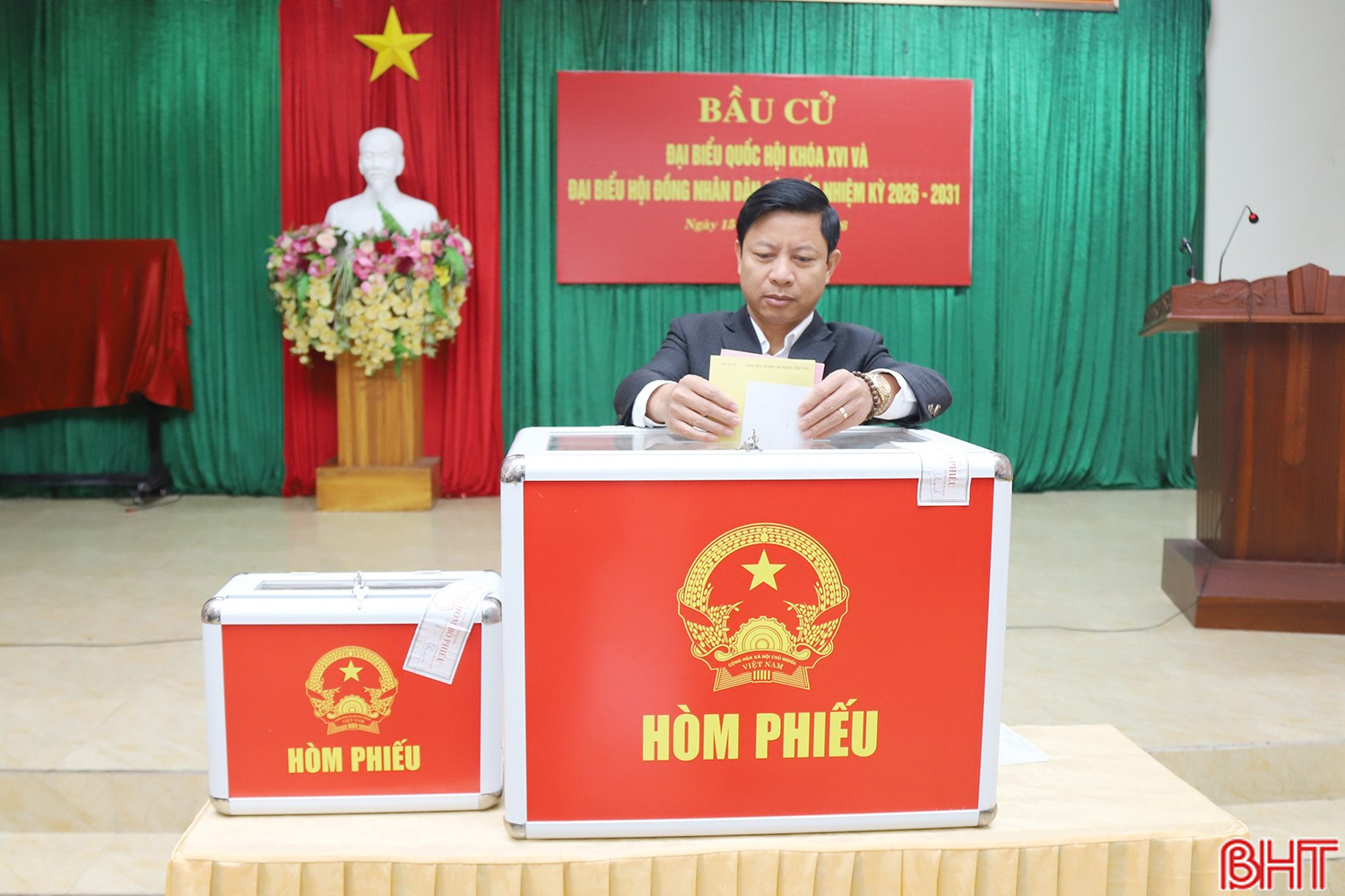 ...và ông Nguyễn Văn Đồng - Giám đốc BHXH tỉnh tham gia bỏ phiếu.