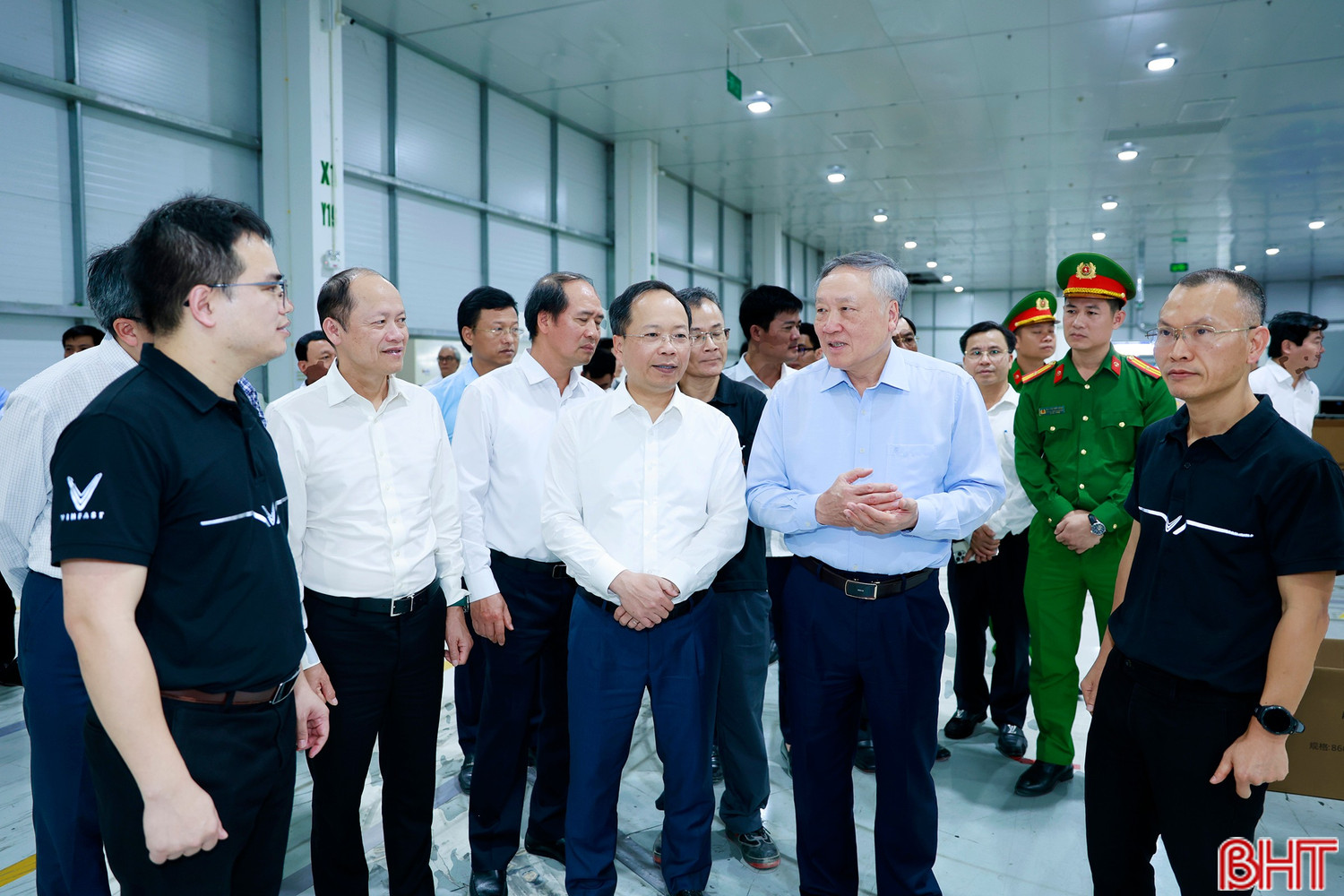 Phó Thủ tướng Thường trực Chính phủ Nguyễn Hoà Bình bày tỏ vui mừng trước những kết quả mà Nhà máy Sản xuất Pin VinES đạt được trong thời gian qua.