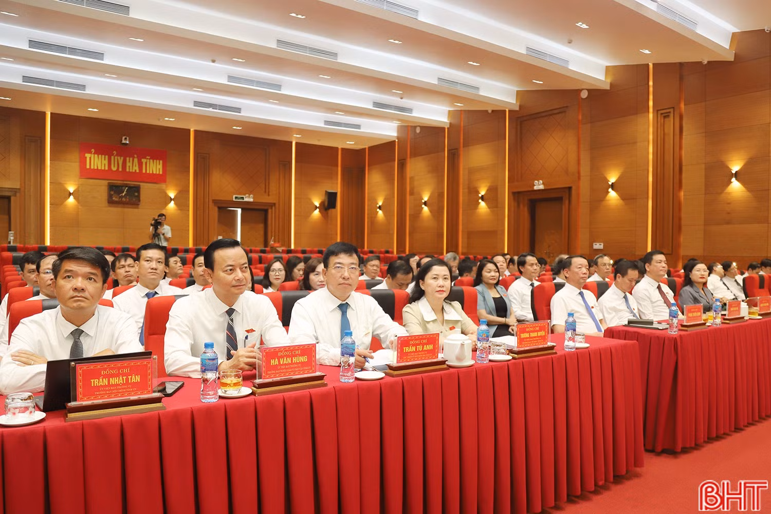 Các đại biểu dự kỳ họp.
