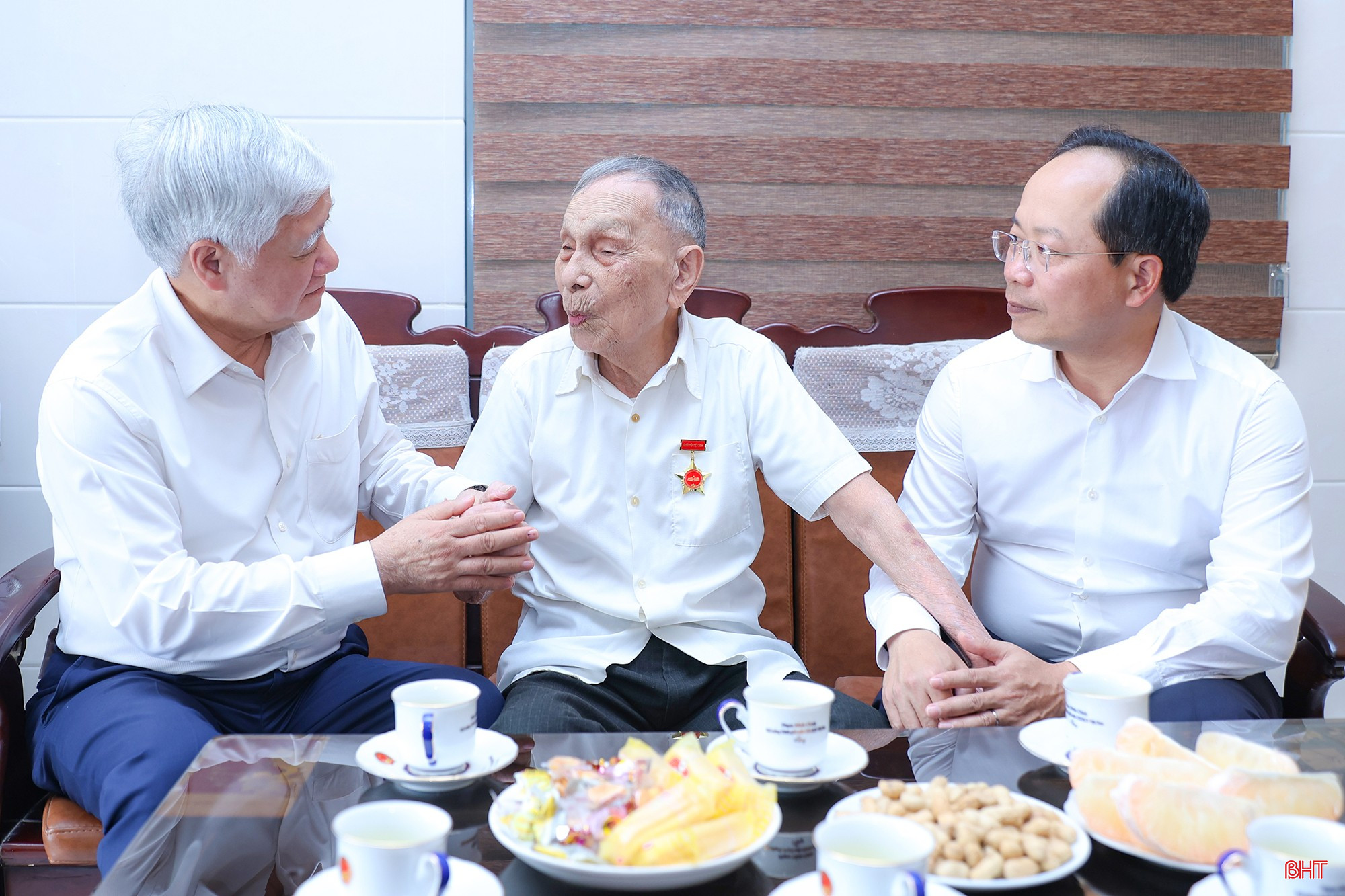 Phó Chủ tịch Thường trực Quốc hội tặng quà người cao tuổi tại Hà Tĩnh