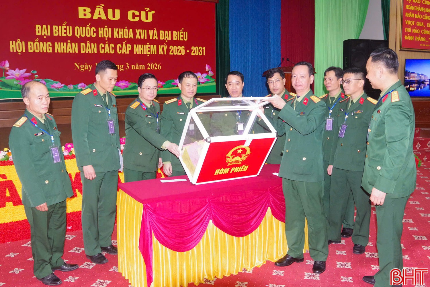 Khu vực bỏ phiếu số 27 (phường Thành Sen) tiến hành mở niêm phong hòm phiếu và kiểm phiếu.