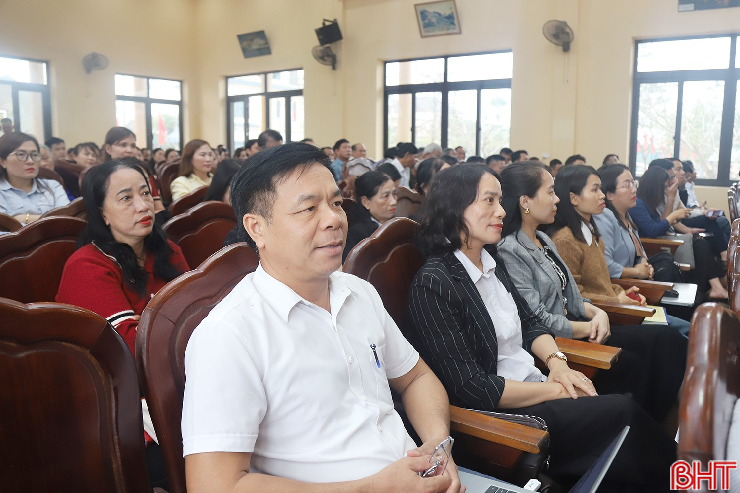 Cử tri theo dõi chương trình hành động của các ứng cử viên.