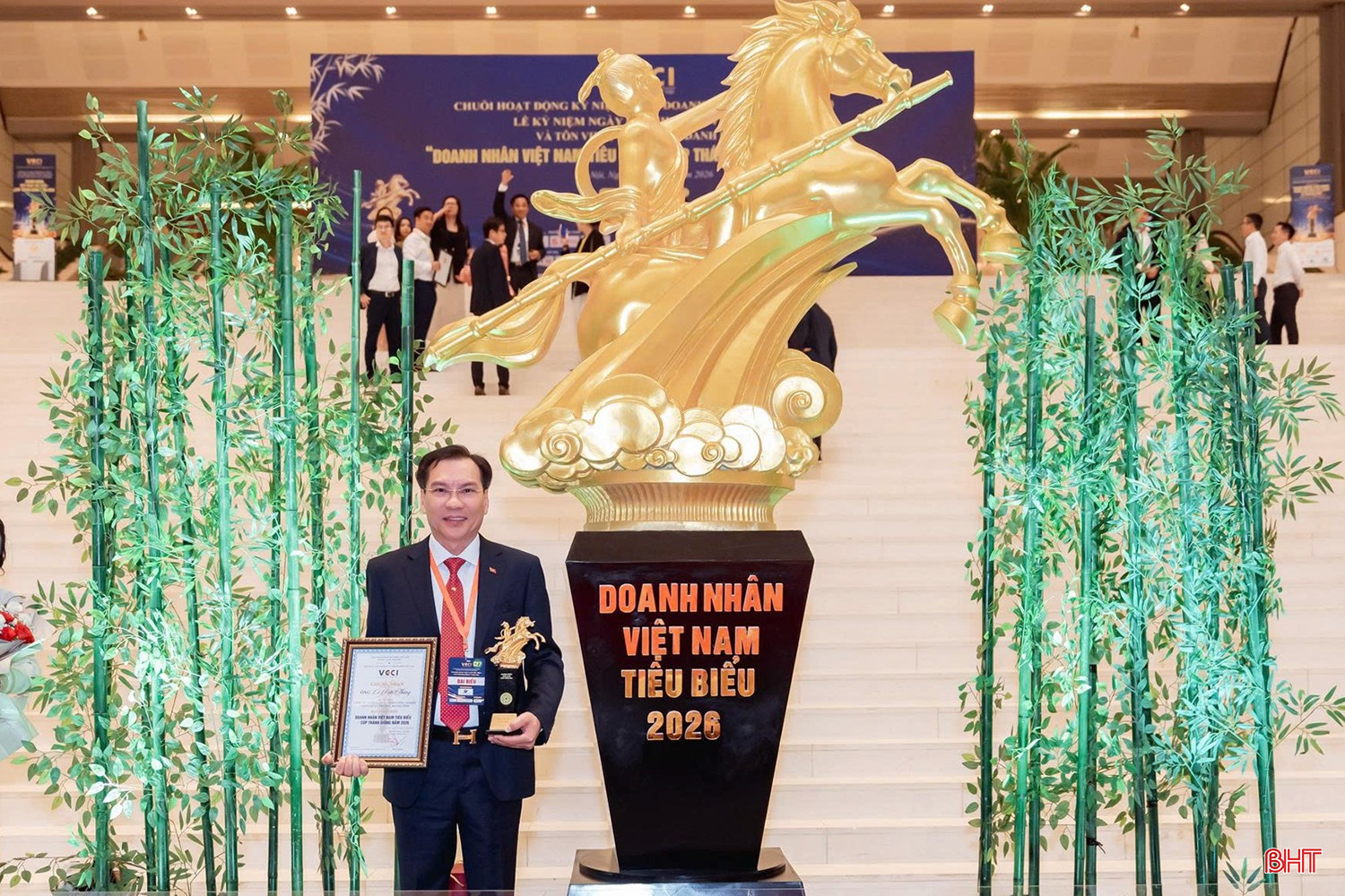 Ông Lê Đức Thắng là 1 trong 100 doanh nhân được vinh danh Doanh nhân Việt Nam tiêu biểu - Cúp Thánh Gióng. bqbht_br_40-3.jpg