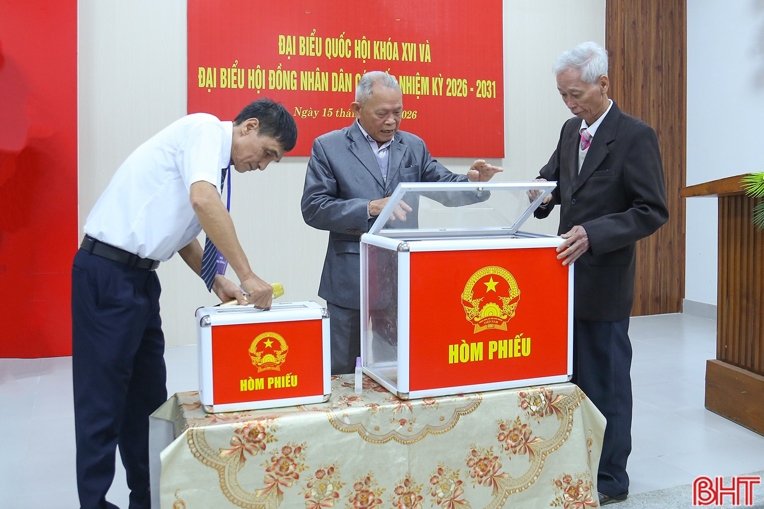 Quá trình kiểm tra, niêm phong hòm phiếu được thực hiện theo đúng quy định.