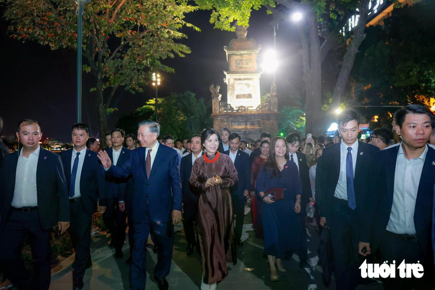 Tổng Bí thư, Chủ tịch nước Tô Lâm và Phu nhân Ngô Phương Ly vẫy tay chào người dân sau khi cùng Tổng thống Thụy Sĩ và Phu nhân dạo bộ hồ Hoàn Kiếm - Ảnh: NGUYỄN KHÁNH Tổng Bí thư, Chủ tịch nước Tô Lâm và Phu nhân Ngô Phương Ly vẫy tay chào người dân sau khi cùng Tổng thống Thụy Sĩ và Phu nhân dạo bộ hồ Hoàn Kiếm - Ảnh: NGUYỄN KHÁNH