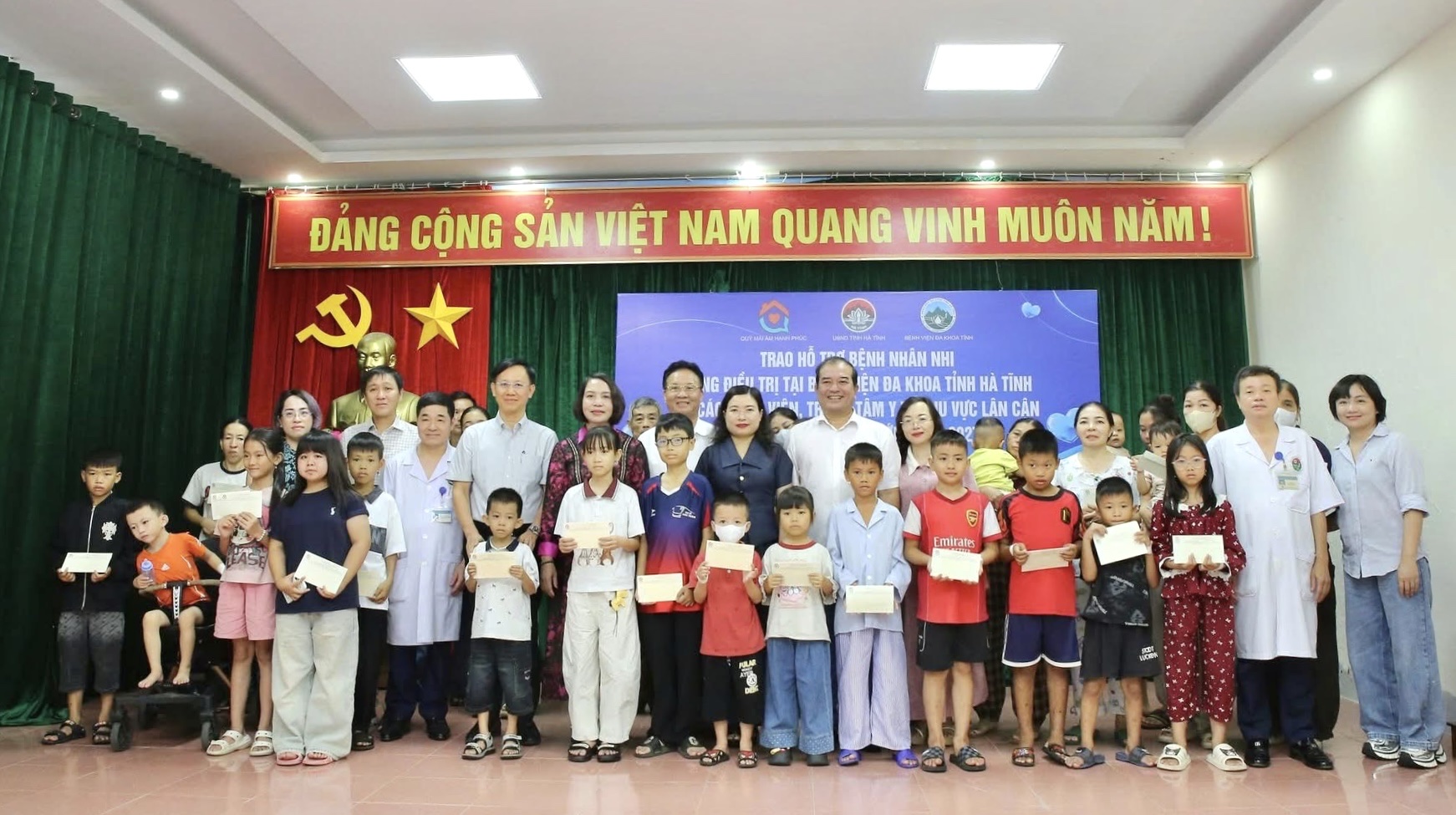 Trao 270 suất quà hỗ trợ bệnh nhi nhân dịp năm học mới