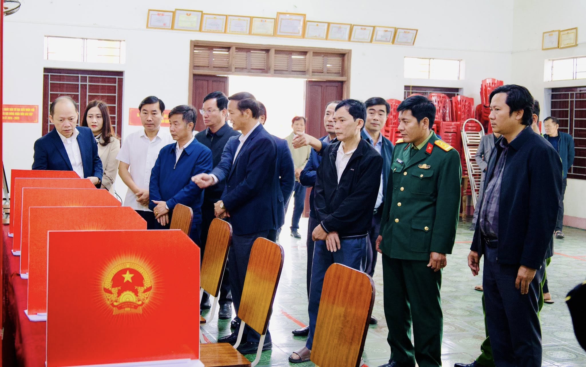Phó Bí thư Thường trực Tỉnh ủy Nguyễn Hồng Lĩnh kiểm tra công tác chuẩn bị tại khu vực bỏ phiếu ở xã Hồng Lộc