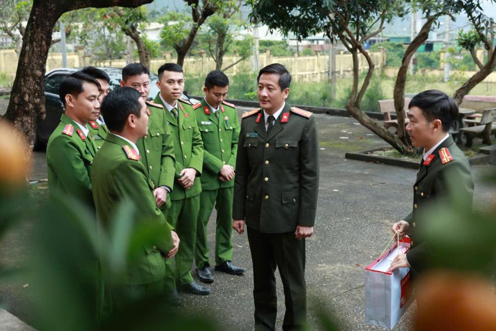 Thượng tá Nguyễn Quốc Hùng kiểm tra công tác bảo đảm an ninh trật tự dịp tết Nguyên Đán Bính Ngọ 2026