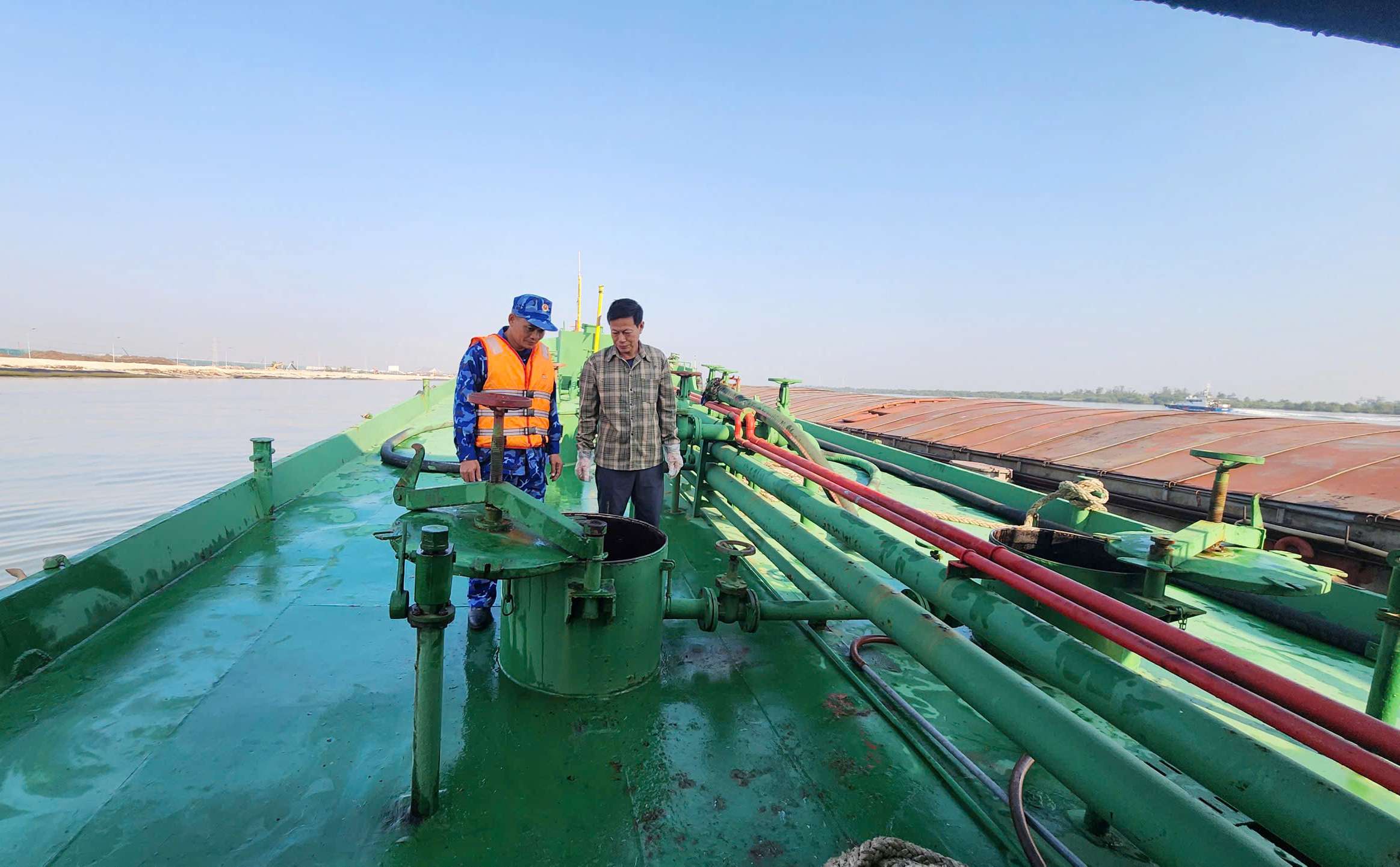 Cảnh sát biển phát hiện, tạm giữ tàu vận chuyển 15 tấn dầu FO không rõ nguồn gốc