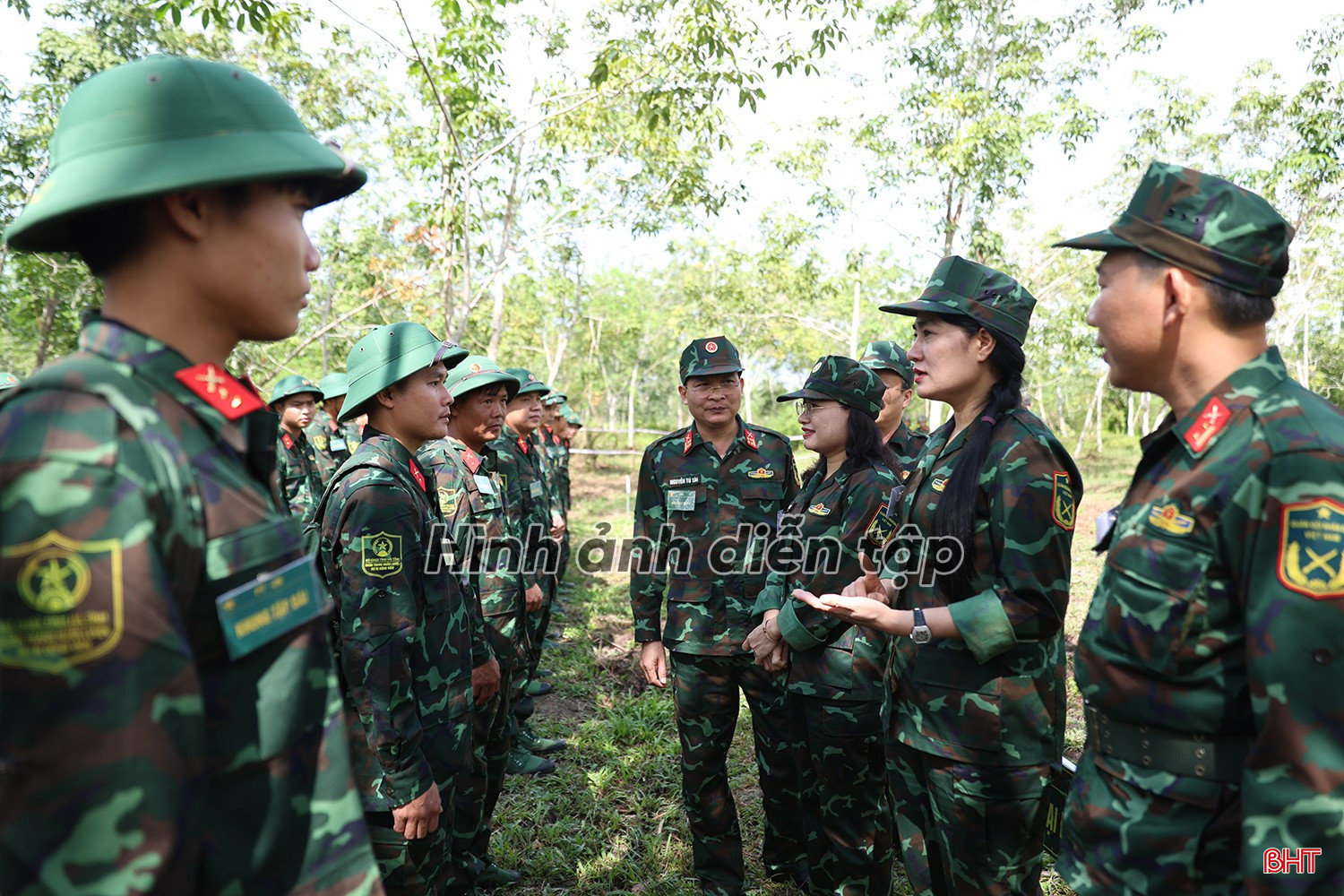 Các đồng chí lãnh đạo tỉnh động viên các lực lượng tham gia diễn tập thực hành tiếp nhận quân nhân dự bị qua trạm. bqbht_br_a623a0234.jpg