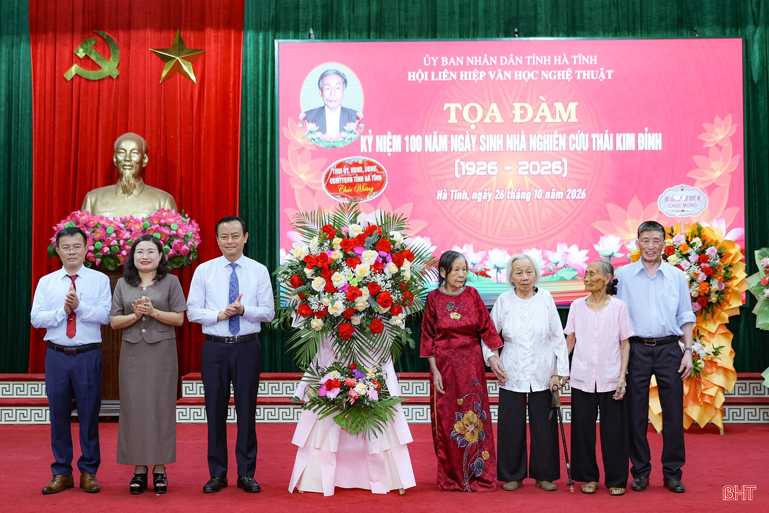 Đồng chí Hà Văn Hùng - Ủy viên Ban Thường vụ, Trưởng ban Tuyên giáo Tỉnh ủy, đồng chí Nguyễn Thị Nguyệt - Phó Chủ tịch UBND tỉnh tặng hoa chúc mừng đại diện gia đình nhà nghiên cứu Thái Kim Đỉnh. bqbht_br_a623a0085.jpg