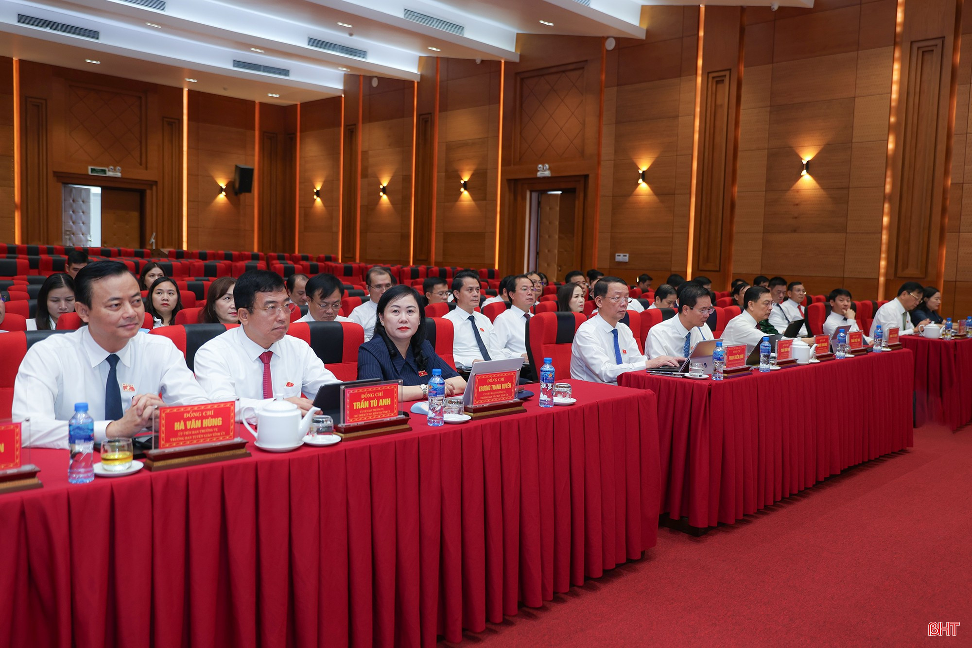 Đại biểu tham dự kỳ họp. Đại biểu tham dự kỳ họp.