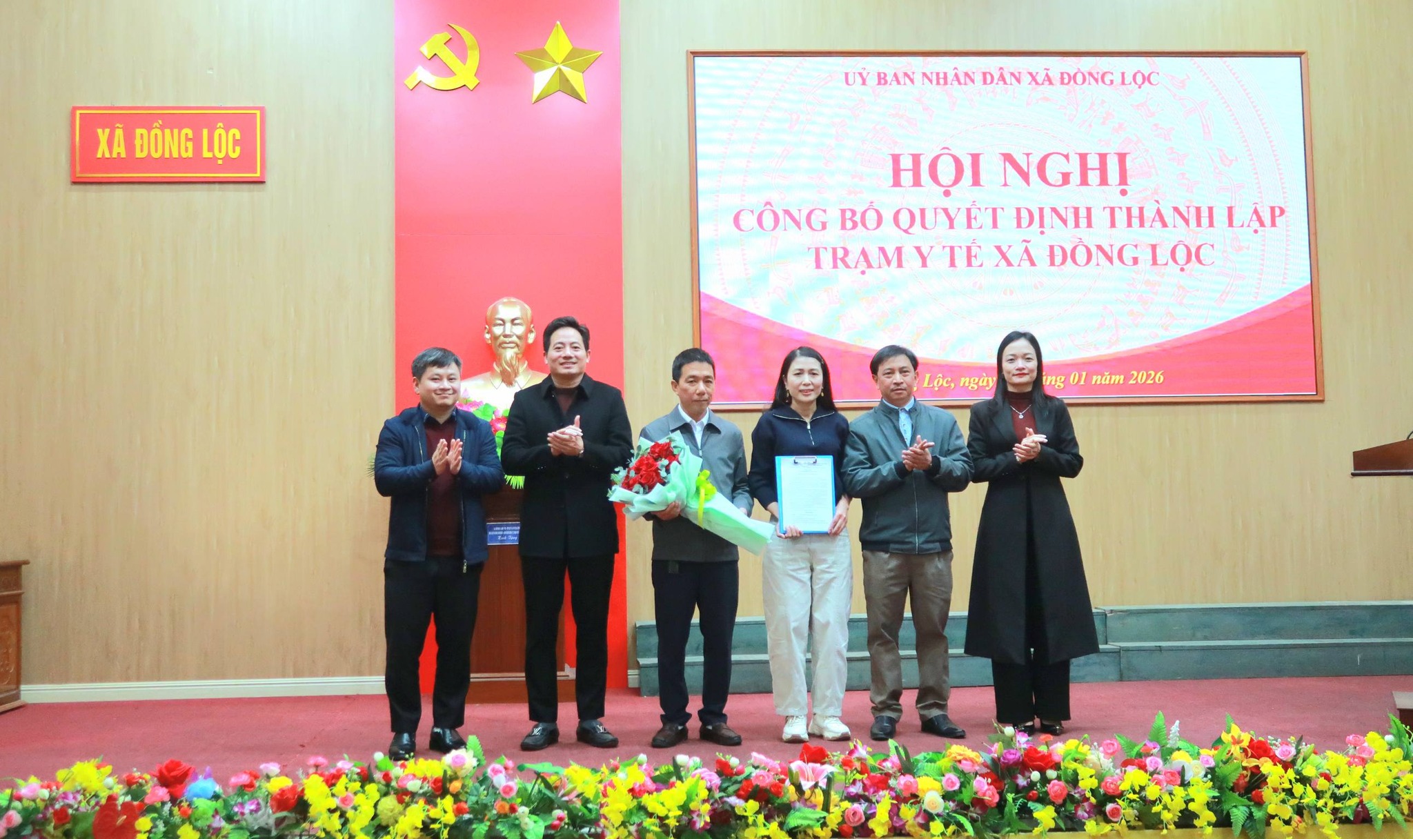 Xã Đồng Lộc công bố Quyết định thành lập Trạm Y tế xã, tiếp nhận 26 viên chức y tế