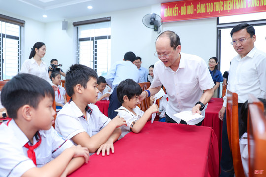 Phó Bí thư Thường trực Tỉnh ủy tặng quà cho các em hoàn cảnh khó khăn