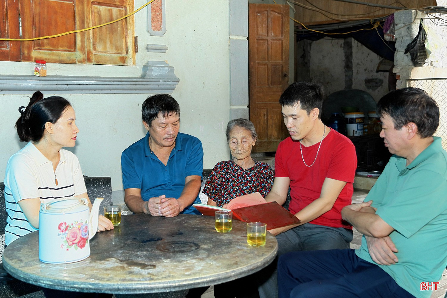 Gia đình liệt sĩ Tô Quang Thọ mong muốn sớm xác minh thông tin chính xác về phần mộ. bqbht_br_4-3464.jpg