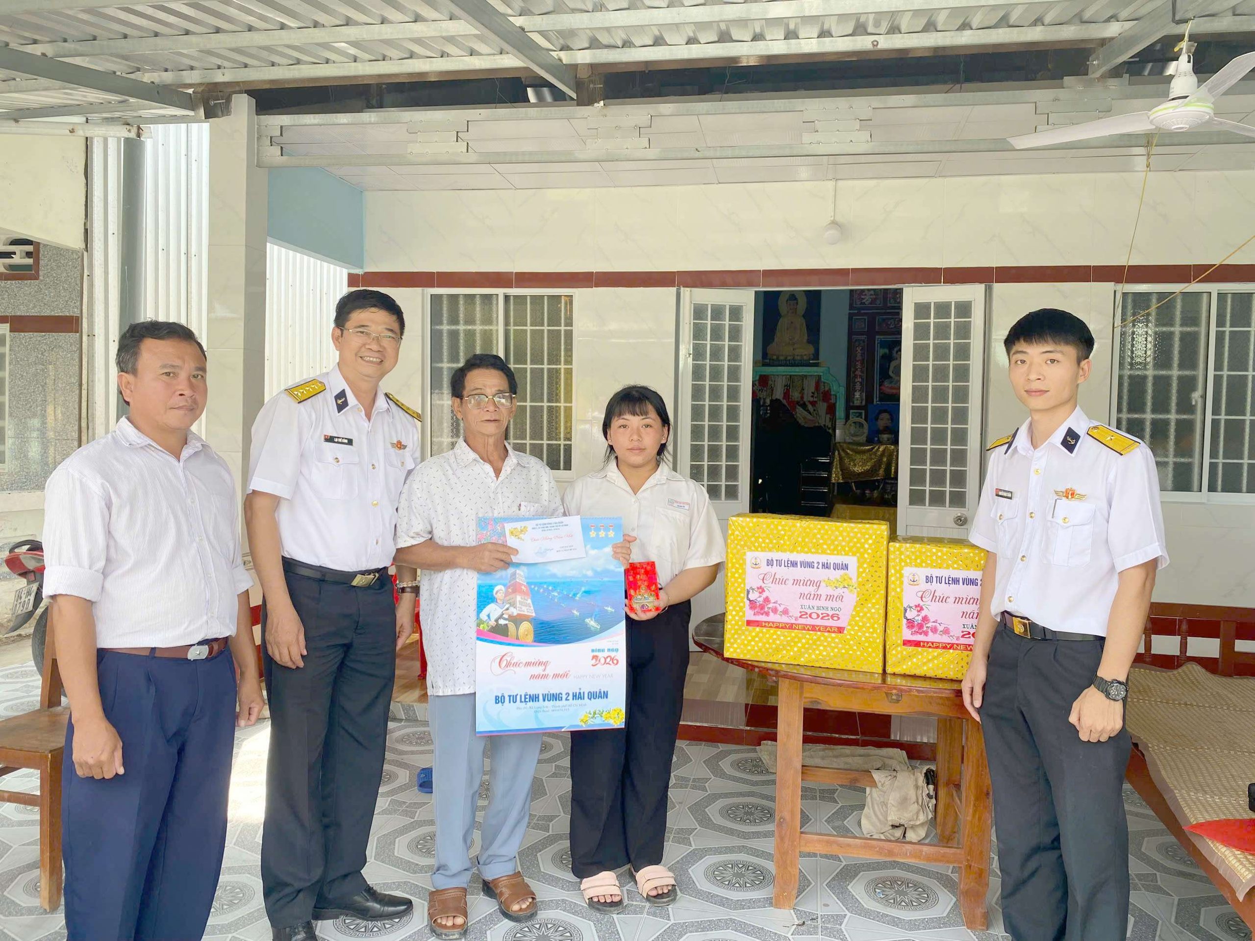 Vùng 2 Hải quân tiếp sức con ngư dân vượt khó dịp Tết Bính Ngọ