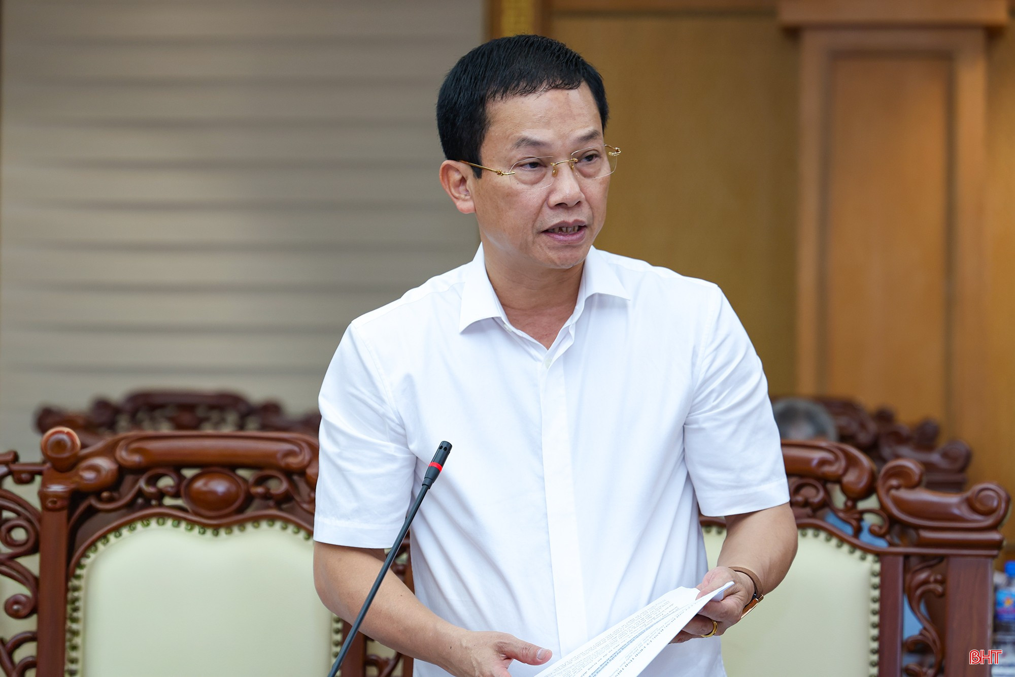 Đồng chí Nguyễn Trọng Hiếu - Ủy viên BTV Tỉnh ủy, Phó Chủ tịch UBND tỉnh báo cáo các nội dung liên quan. bqbht_br_a623a9015.jpg