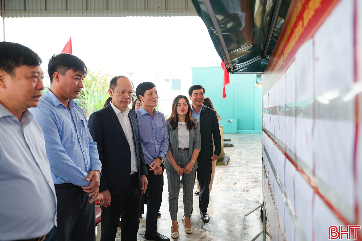 Đoàn công tác kiểm tra tại khu vực bỏ phiếu số 3 (thôn Văn Thanh), xã Cổ Đạm.