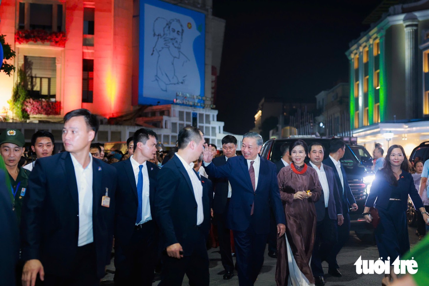 Tổng Bí thư, Chủ tịch nước Tô Lâm cùng Phu nhân vẫy tay chào người dân trước khi ra về - Ảnh: NGUYỄN KHÁNH Tổng Bí thư, Chủ tịch nước Tô Lâm cùng Phu nhân vẫy tay chào người dân trước khi ra về - Ảnh: NGUYỄN KHÁNH