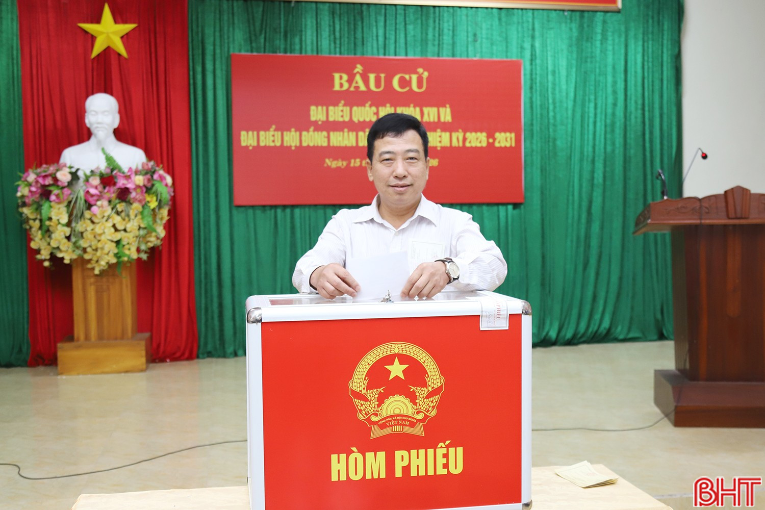 ...và thực hiện quyền, nghĩa vụ công dân.