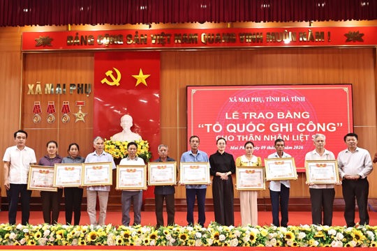 18 gia đình liệt sĩ tại xã Mai Phụ đón nhận Bằng “Tổ quốc ghi công” được cấp lại