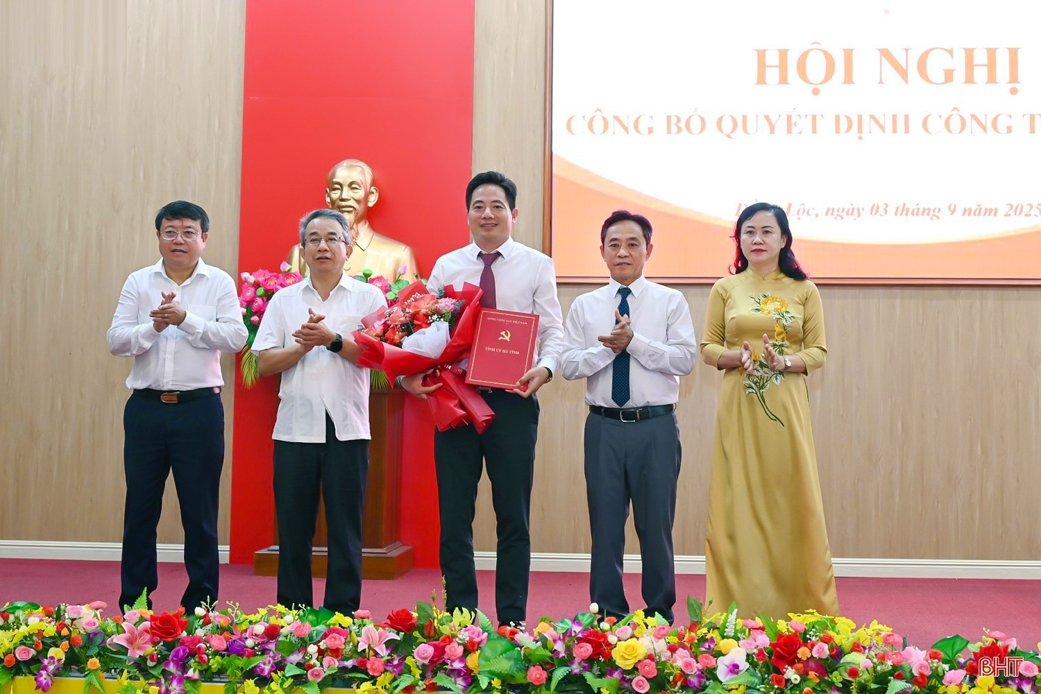 Các đồng chí lãnh đạo tỉnh tặng hoa chúc mừng đồng chí Dương Văn Tuấn - Phó Giám đốc Sở KH&amp;CN được luân chuyển, chỉ định giữ chức vụ Bí thư Đảng ủy xã Đồng Lộc (Tháng 9/2025).