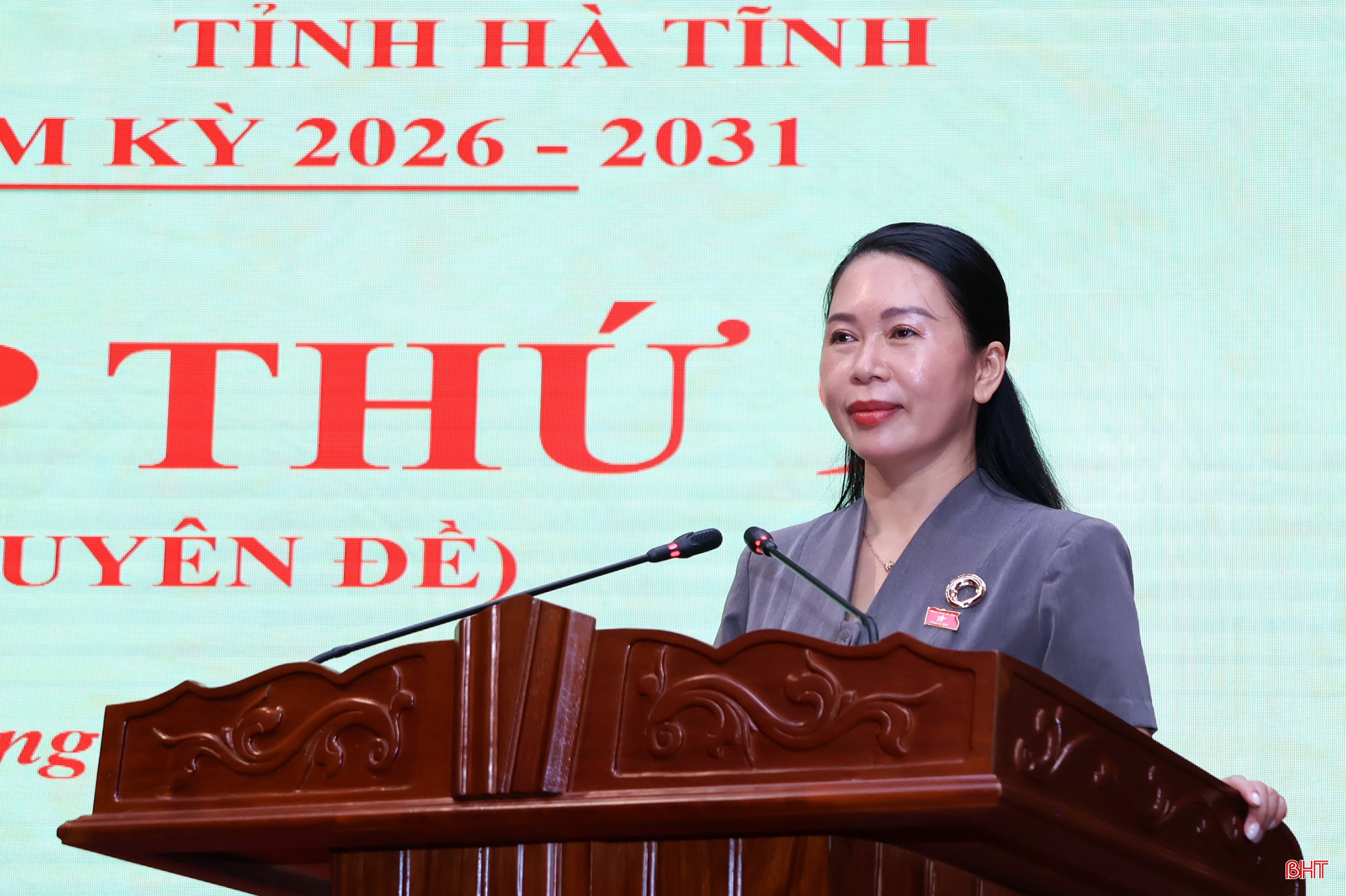 Đồng chí Đào Thị Anh Nga - Trưởng ban Văn hoá - Xã hội, HĐND tỉnh trình bày báo cáo thẩm tra. bqbht_br_aimg-1888.jpg