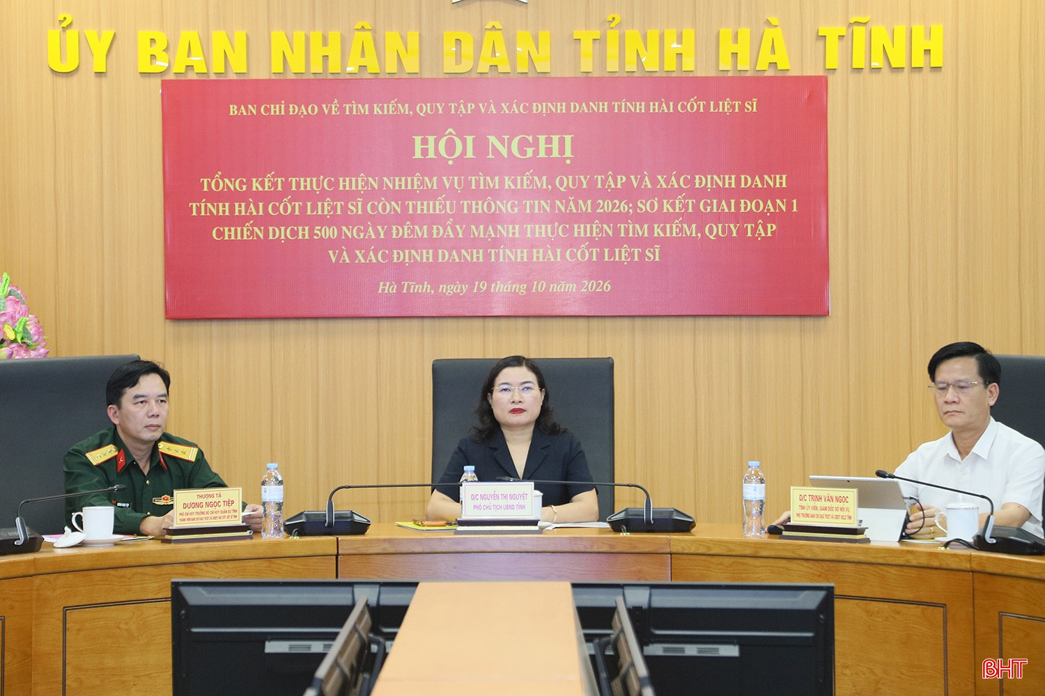 Đồng chí Nguyễn Thị Nguyệt - Phó Chủ tịch UBND tỉnh, Trưởng ban Chỉ đạo tìm kiếm, quy tập và xác định danh tính hài cốt liệt sĩ tỉnh và lãnh đạo các sở, ngành tham dự hội nghị. bqbht_br_5.jpg