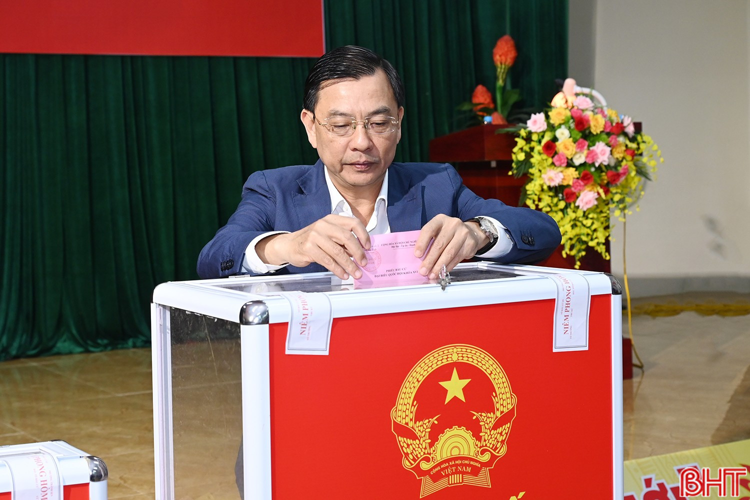 ...và Trưởng ban Quản lý Khu kinh tế tỉnh Trần Việt Hà tiến hành bỏ phiếu bầu.