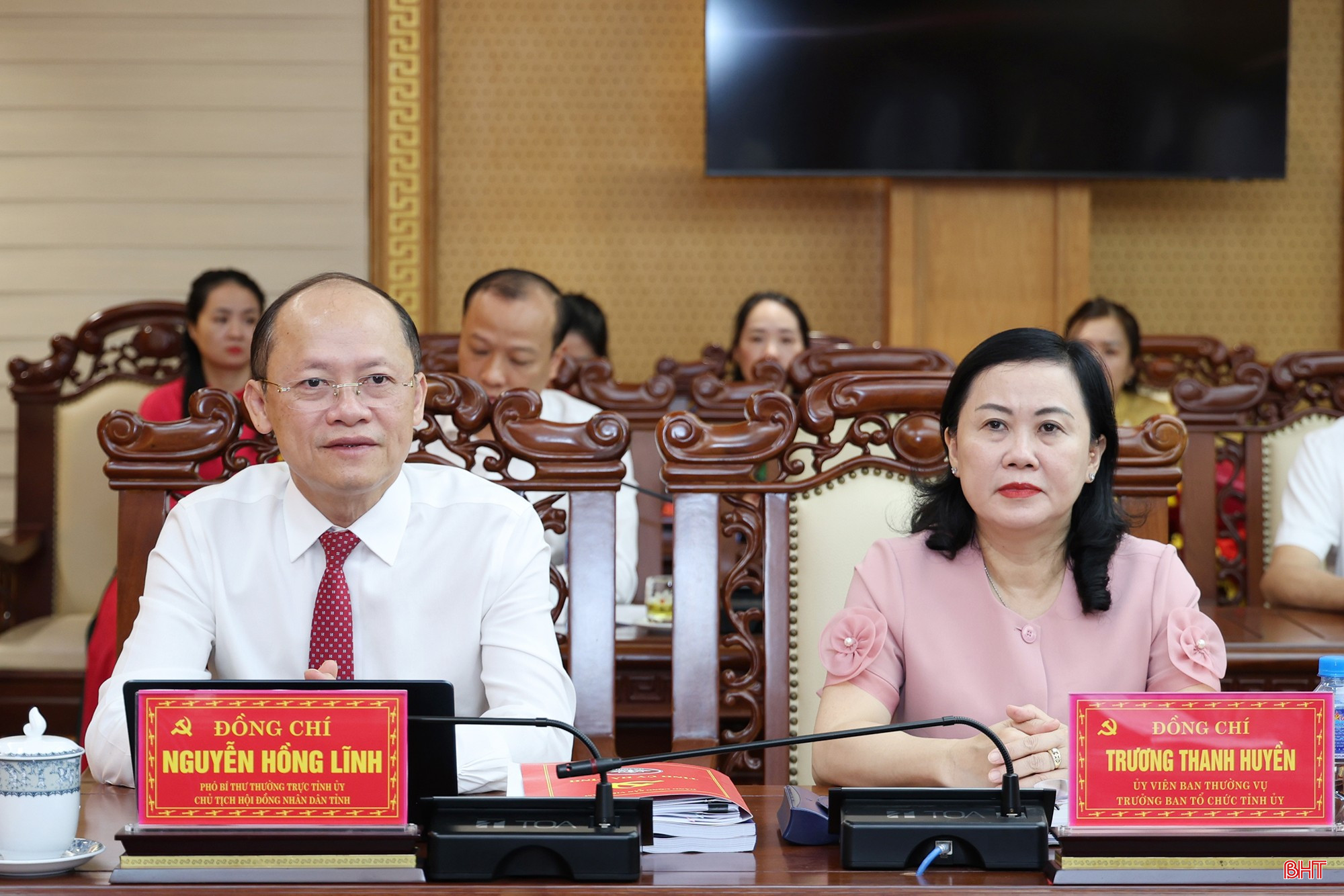 Đồng chí Nguyễn Hồng Lĩnh - Phó Bí thư Thường trực Tỉnh ủy, Chủ tịch HĐND tỉnh và đồng chí Trương Thanh Huyền - Ủy viên BTV Tỉnh ủy, Trưởng ban Tổ chức Tỉnh ủy tham dự hội nghị. bqbht_br_anh.jpg