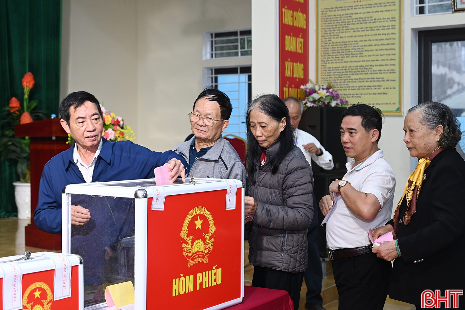 Với sự chuẩn bị chu đáo, bài bản và khoa học, công tác bỏ phiếu diễn được thực hiện theo đúng quy trình, quy định với sự tham gia của đông đảo cử tri.