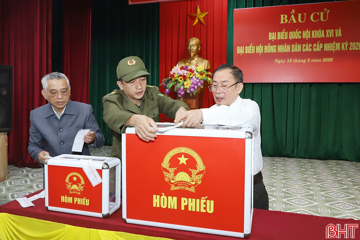 Trước khi tiến hành bỏ phiếu, việc niêm phong hòm phiếu được thực hiện công khai, đúng quy định dưới sự chứng kiến của cử tri.