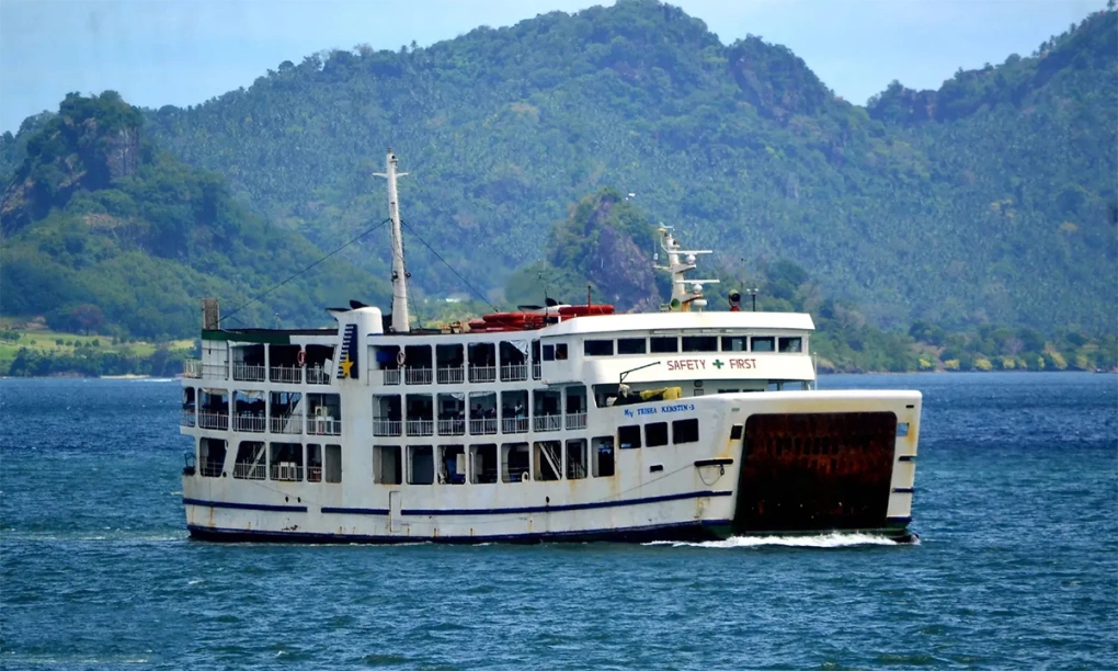 Chìm phà chở 350 người ở Philippines