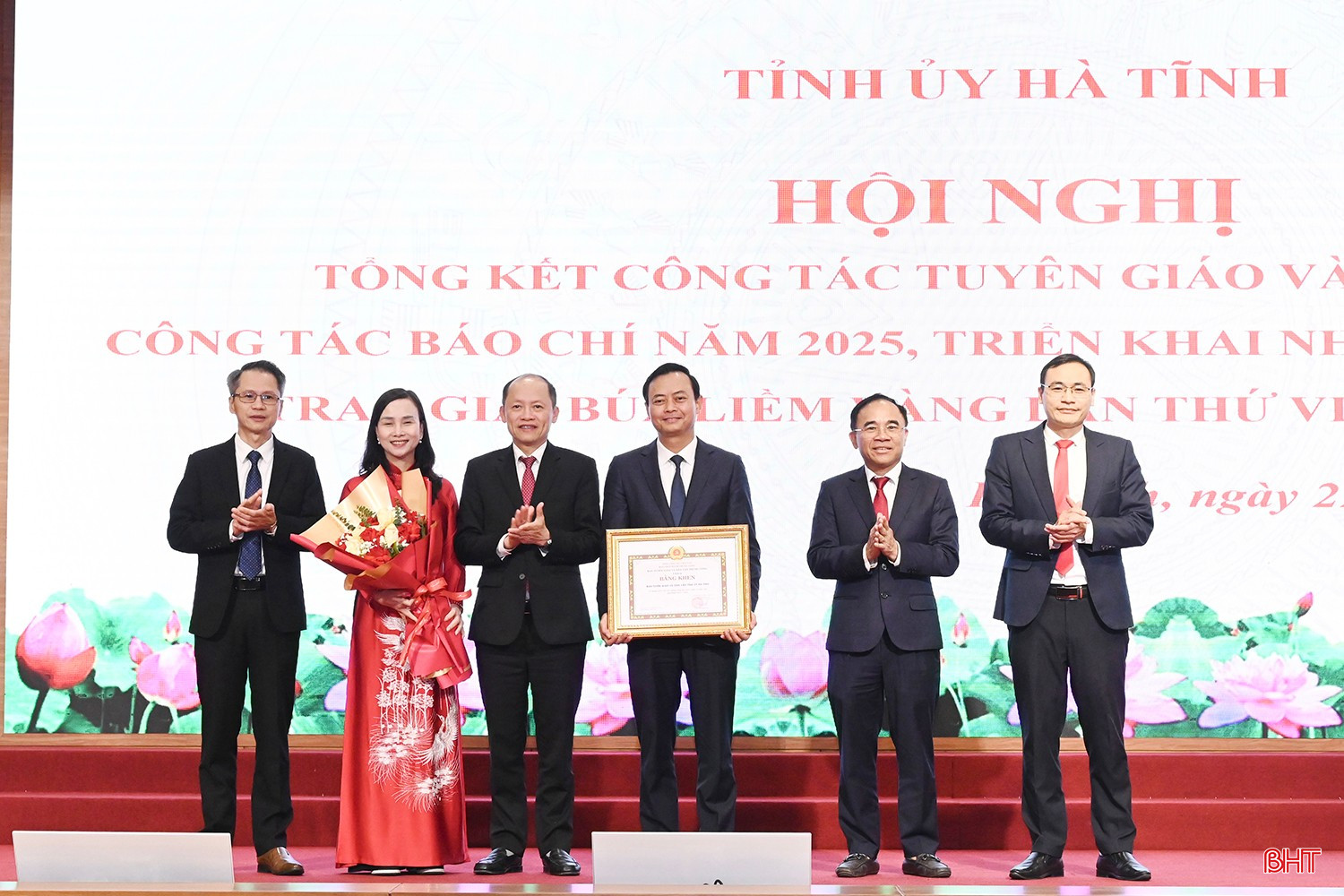 Phó Bí thư Thường trực Tỉnh ủy Nguyễn Hồng Lĩnh trao bằng khen của Ban Tuyên giáo và Dân vận Trung ương cho Ban Tuyên giáo và Dân vận Tỉnh ủy Hà Tĩnh vì thành tích trong triển khai nhiệm vụ năm 2025.