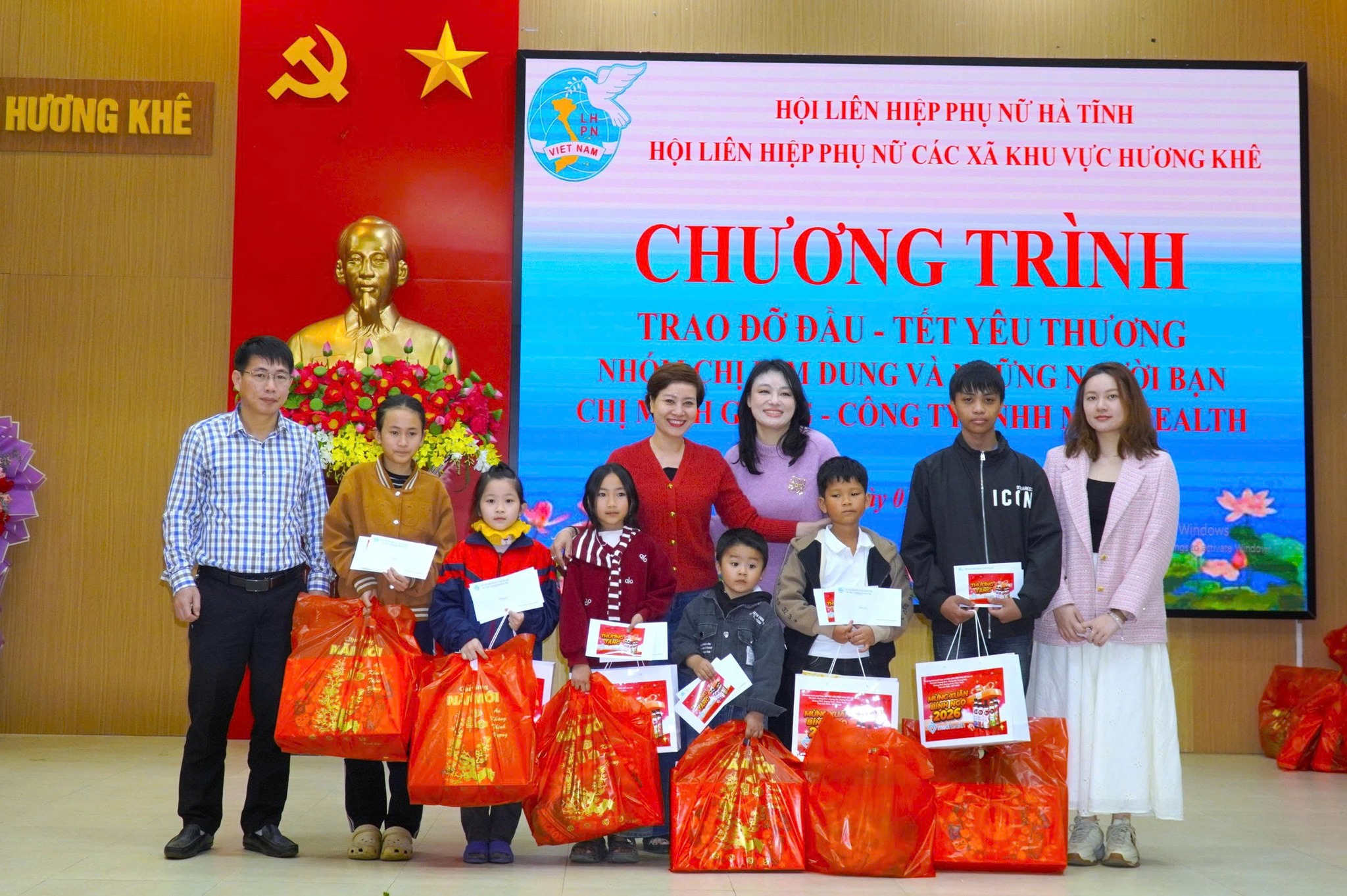 Trao đỡ đầu quý I/2026 cho 139 trẻ mồ côi, 11 học sinh vượt khó nhận học bổng tại Hương Khê