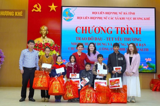 Trao đỡ đầu quý I/2026 cho 139 trẻ mồ côi, 11 học sinh vượt khó nhận học bổng tại Hương Khê