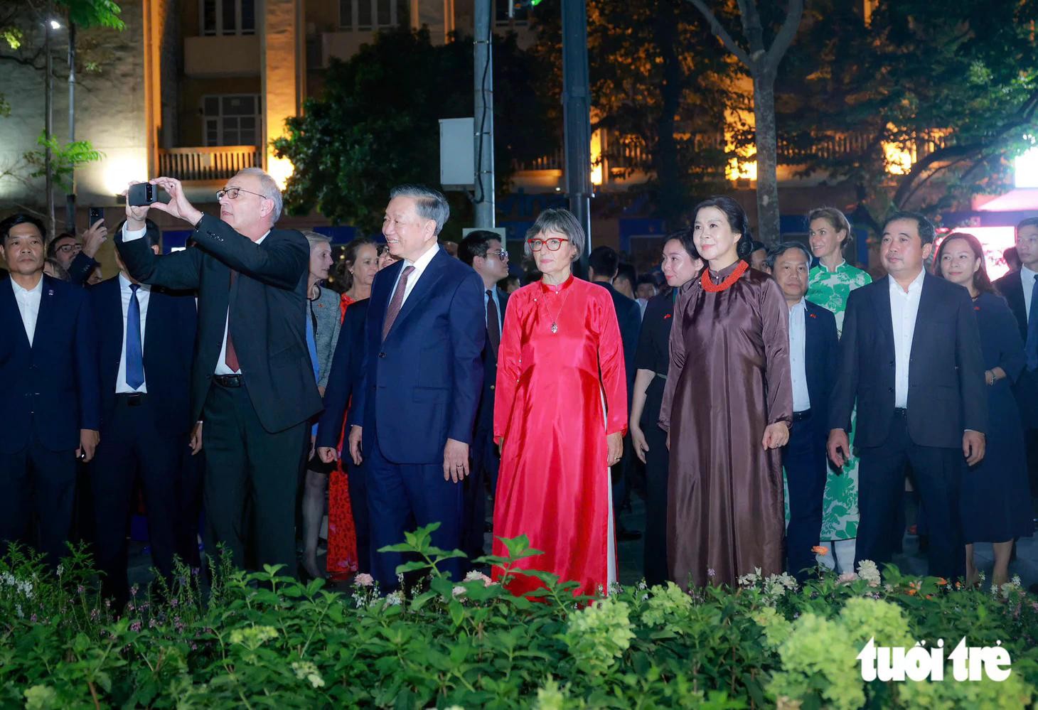 Tổng thống Thụy Sĩ vui vẻ ghi lại hình ảnh đồng hồ hoa - Ảnh: NGUYỄN KHÁNH Tổng thống Thụy Sĩ vui vẻ ghi lại hình ảnh đồng hồ hoa - Ảnh: NGUYỄN KHÁNH
