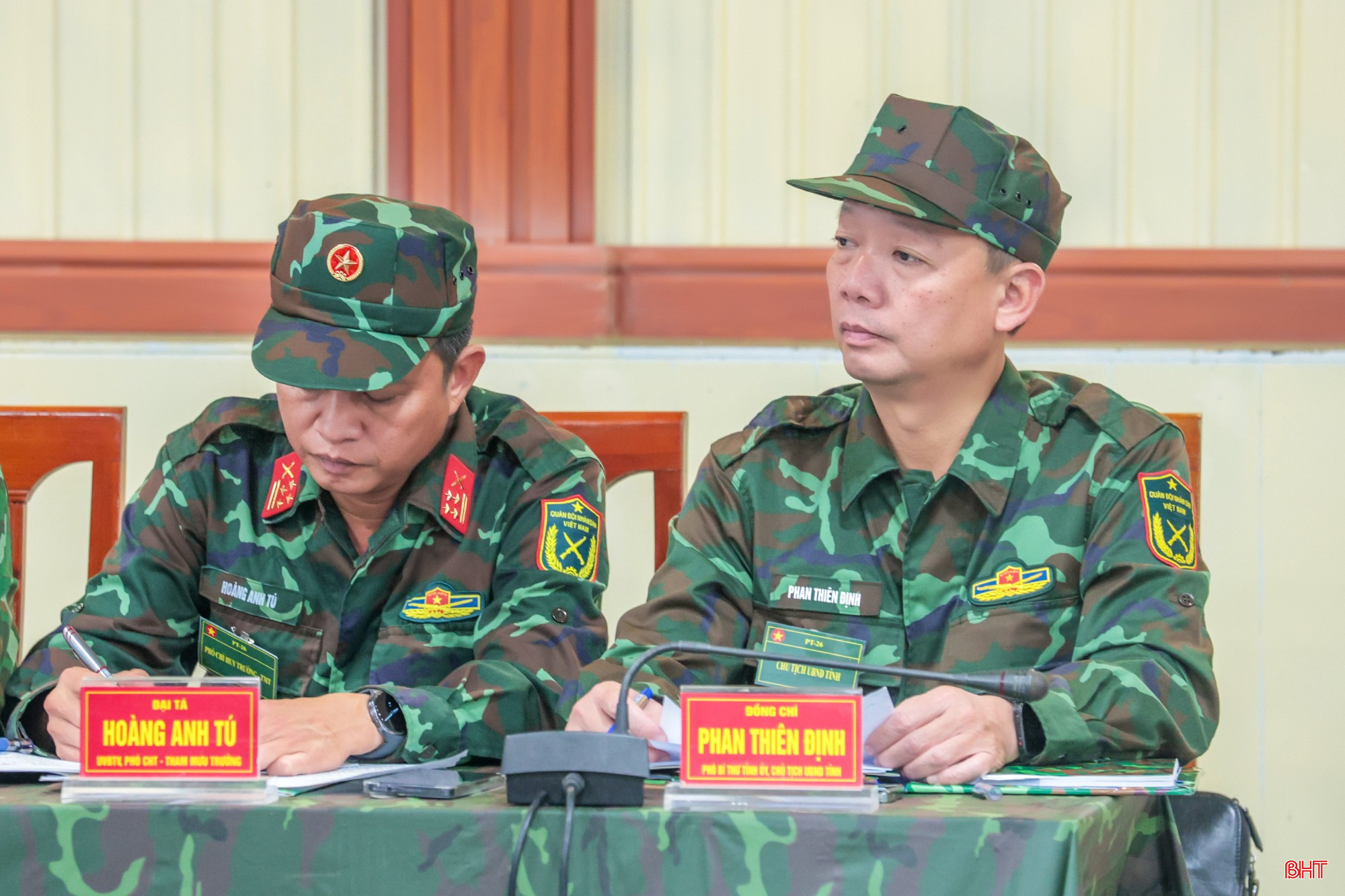 Đồng chí Phan Thiên Định – Phó Bí thư Tỉnh ủy, Chủ tịch UBND tỉnh, Phó Trưởng ban Chỉ đạo diễn tập Khu vực phòng thủ tỉnh và đại biểu dự hội nghị. bqbht_br_chu-tich.jpg