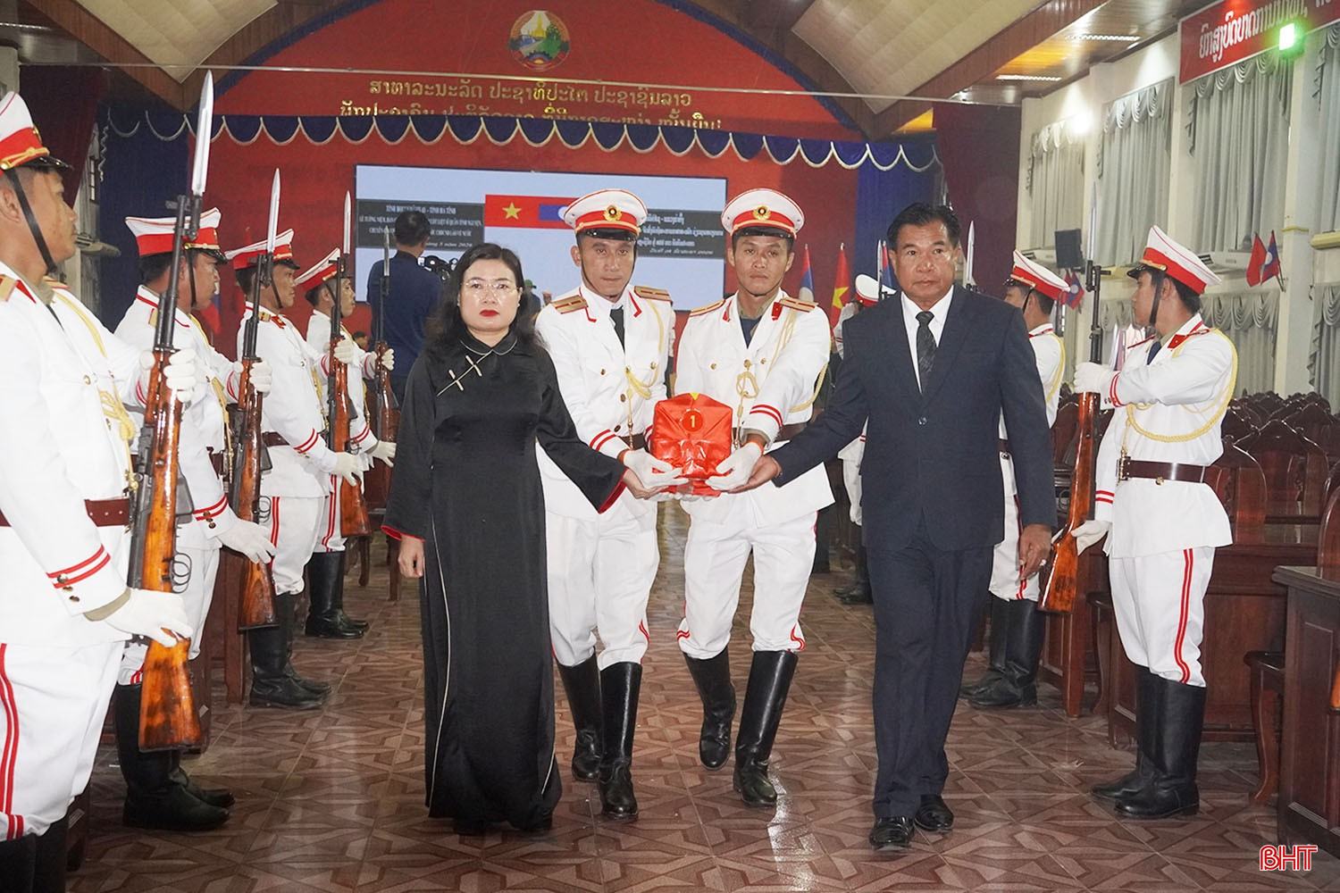 Lễ tiễn đưa hài cốt liệt sỹ quân tình nguyện Việt Nam hy sinh tại Lào về nước