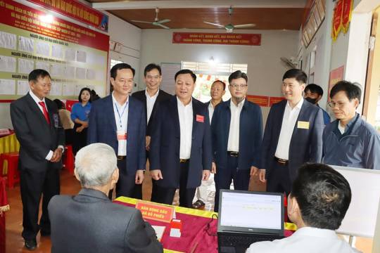 Phó Chủ tịch UBND tỉnh Trần Báu Hà kiểm tra công tác bầu cử tại xã Đức Thọ
