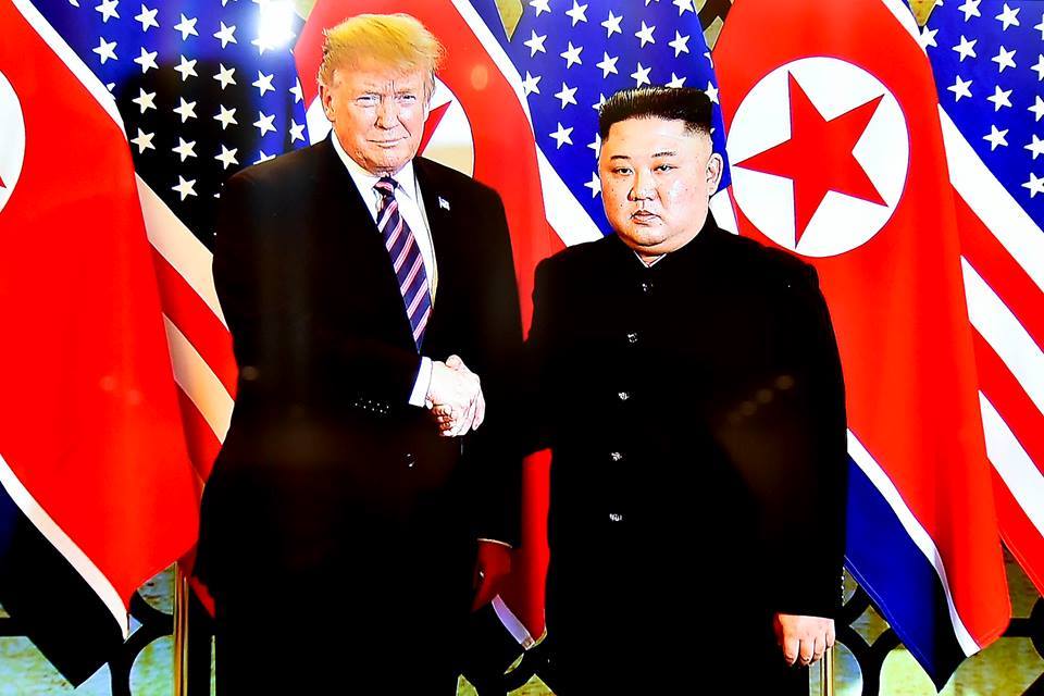 Tổng thống Trump, Chủ tịch Kim gặp gỡ, dùng bữa tối chung tại Hà Nội