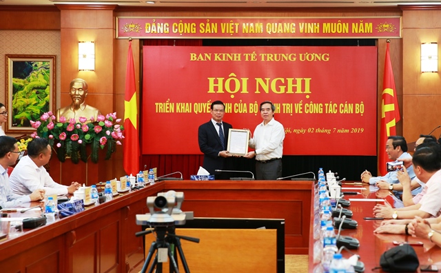 Triển khai quyết định của Bộ Chính trị về công tác cán bộ