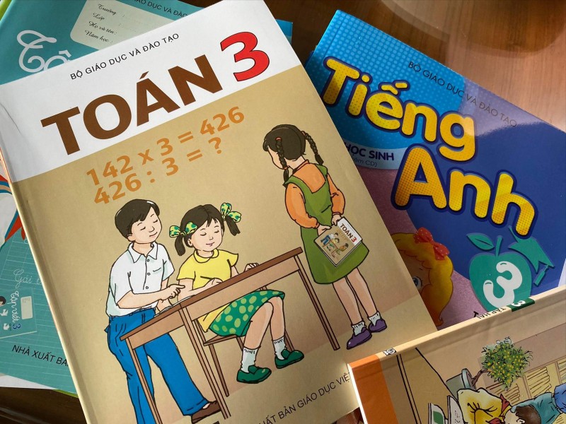 Bộ GD-ĐT yêu cầu giảm giá sách giáo khoa, không ép mua sách tham khảo
