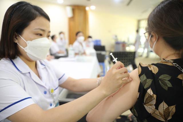 Triển khai nhanh liều tiêm nhắc lại để đối phó với biến thể BA.4, BA.5